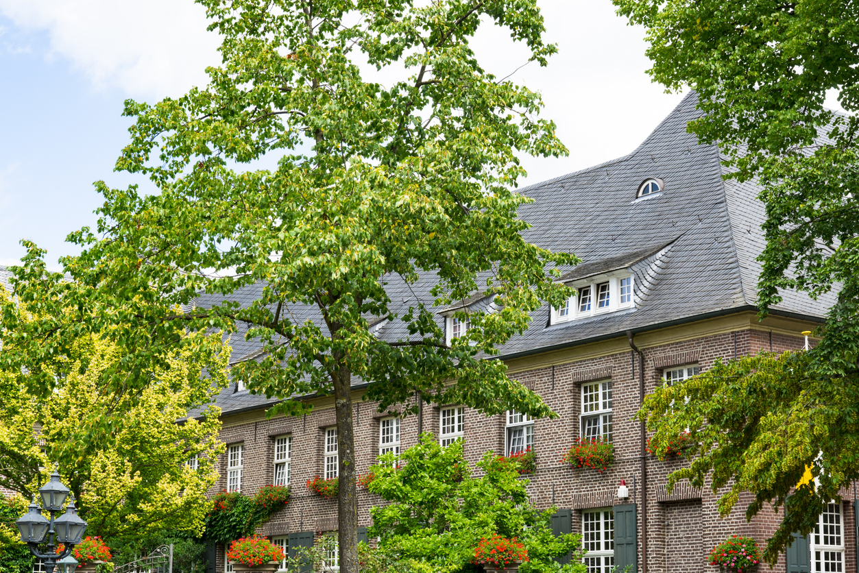 blick auf ein ziegelsteinhaus