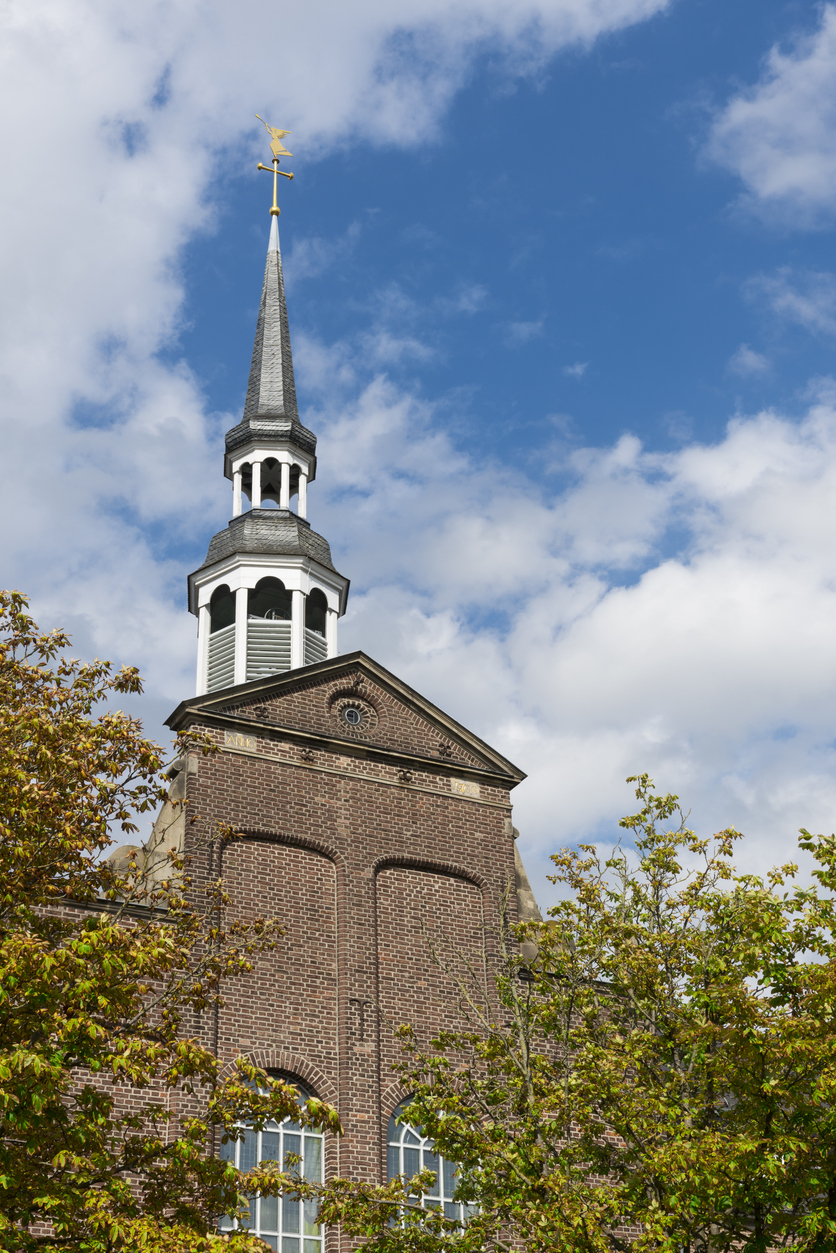 blick auf einen kirchturm