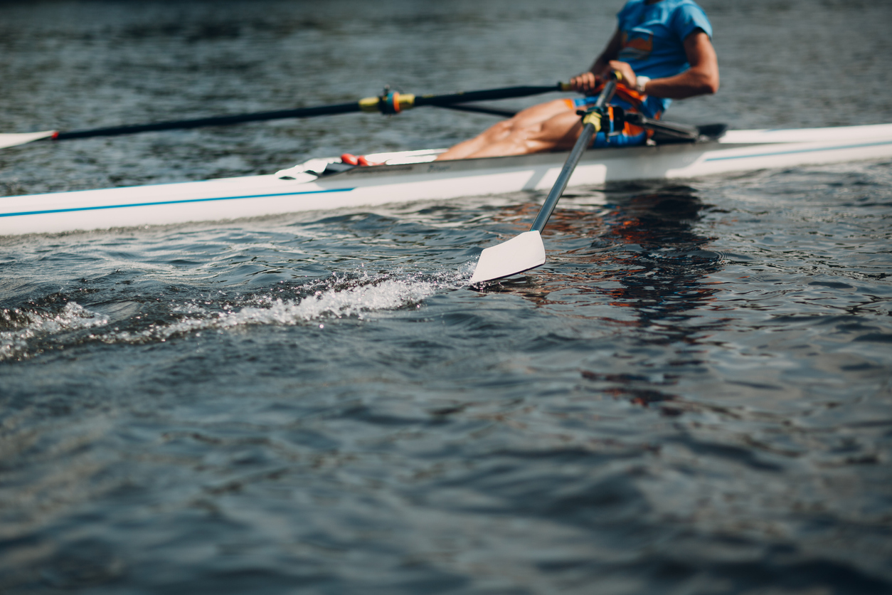 man in einem ruderboot