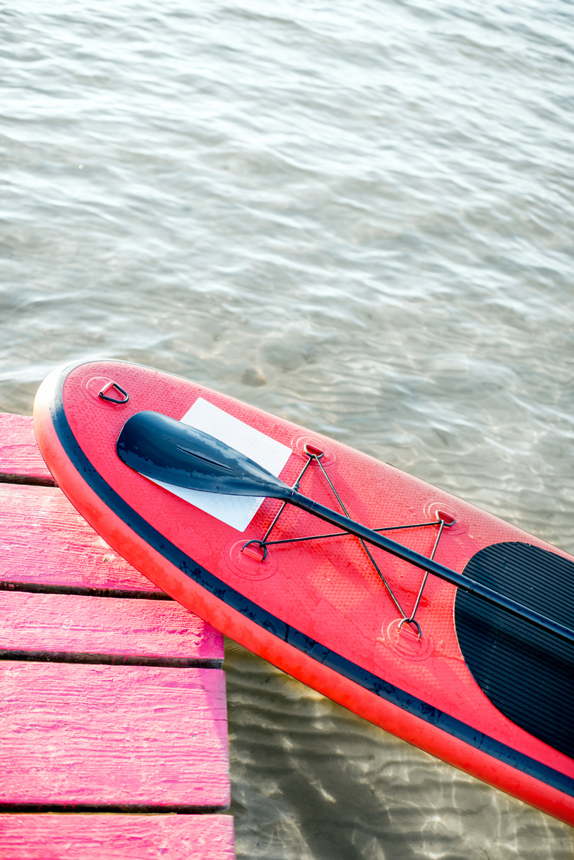 paddelboot an einem steg