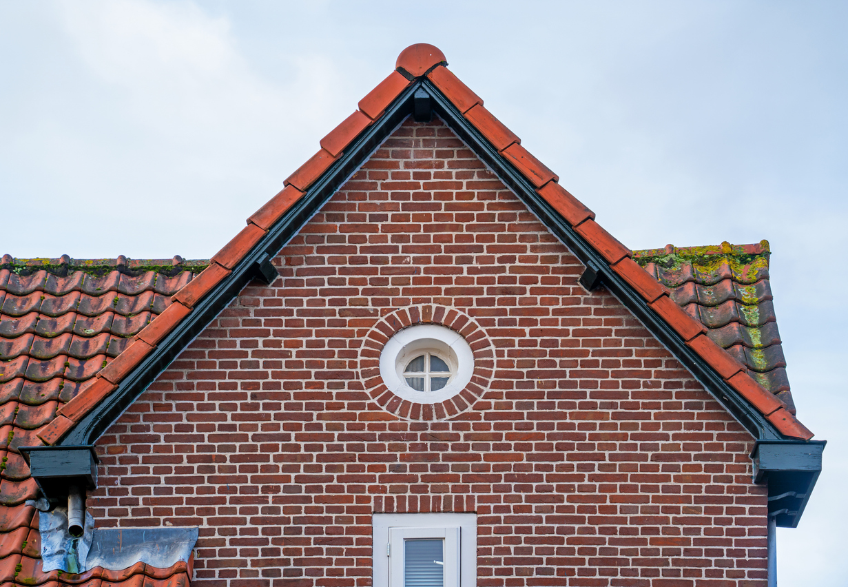 bild eines backsteinhaus giebels