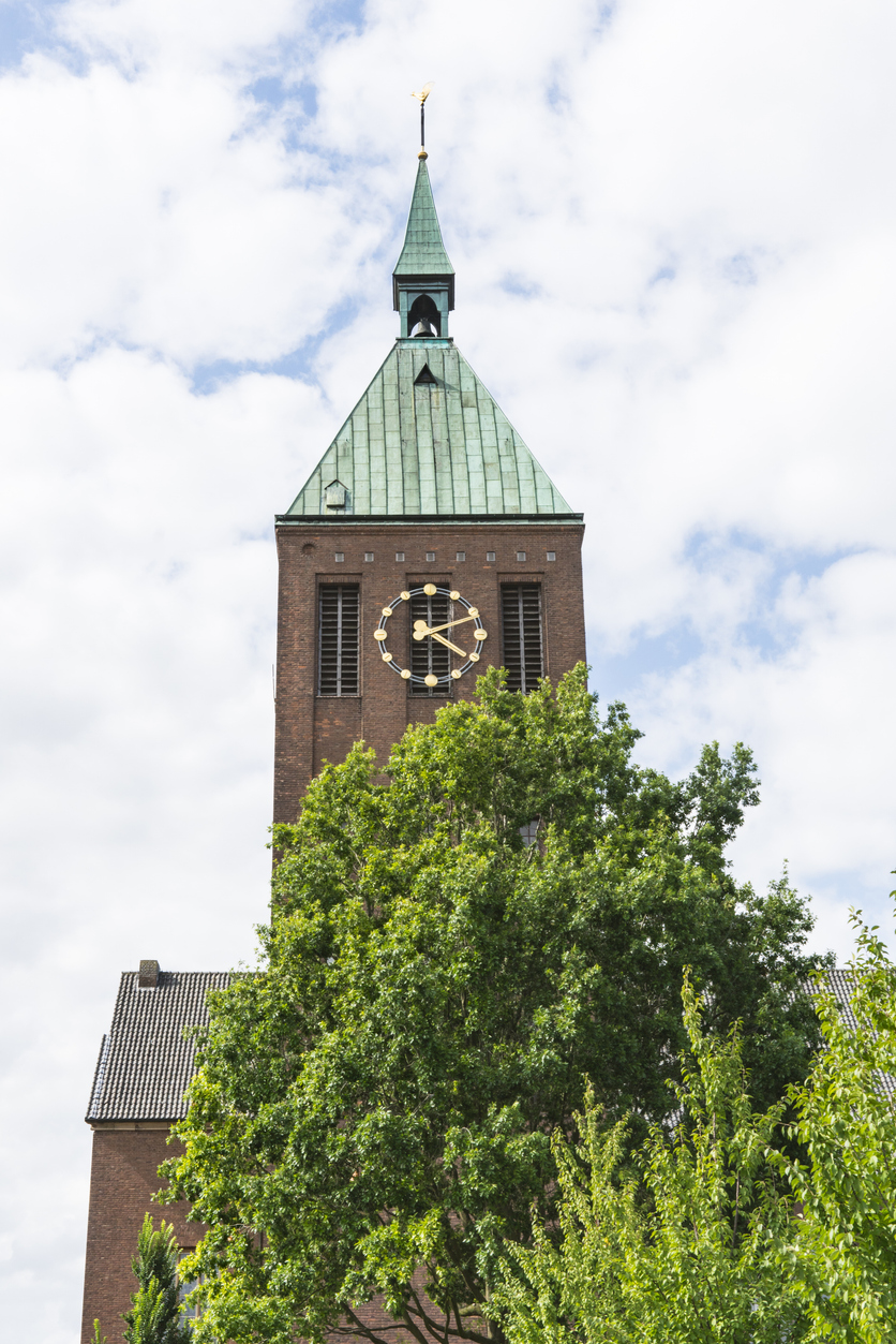 blick auf turm der cyriakus kirche