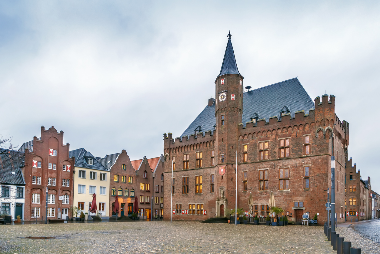 blick auf das rathaus in kalkar