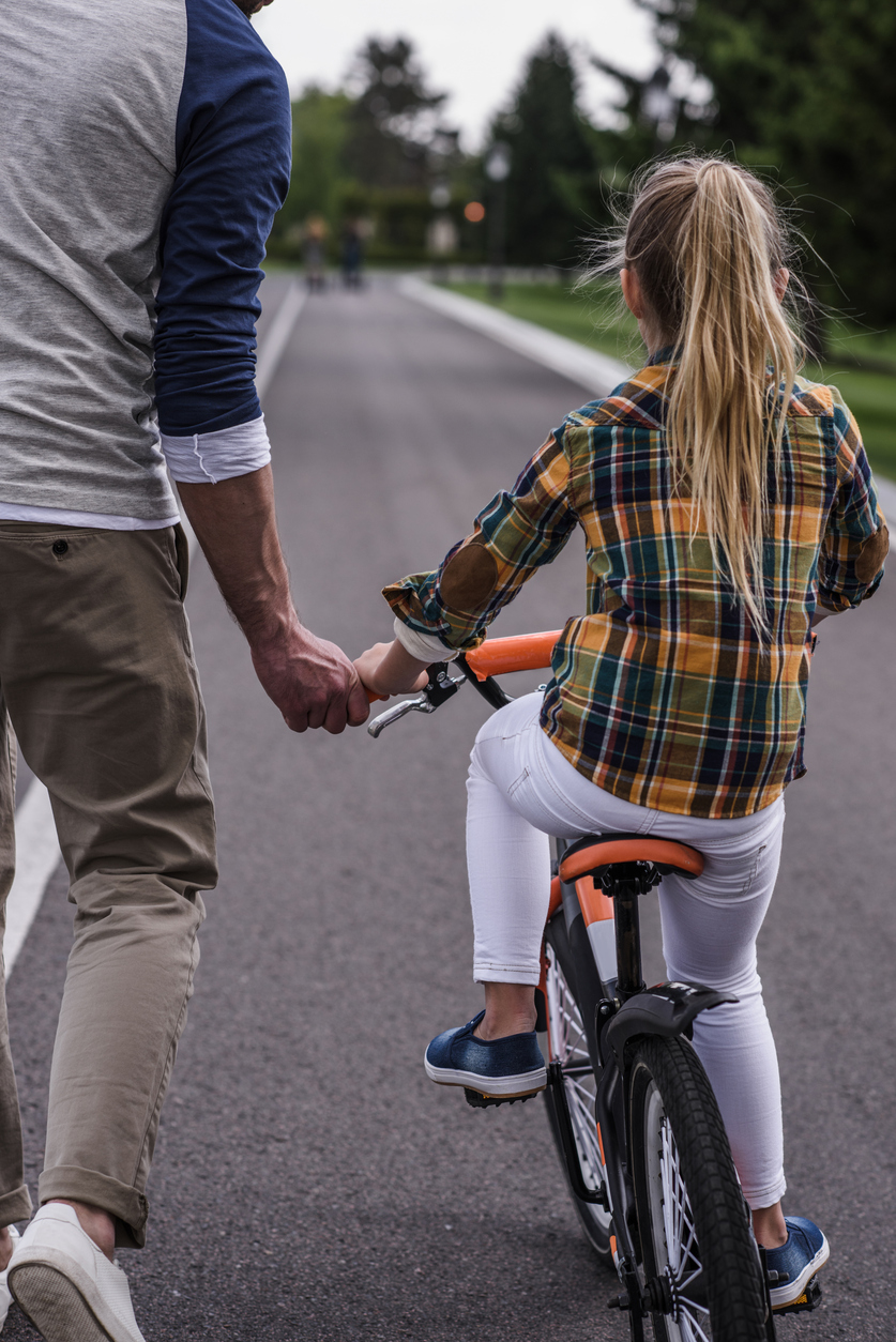 vater und tochter beim radfahren